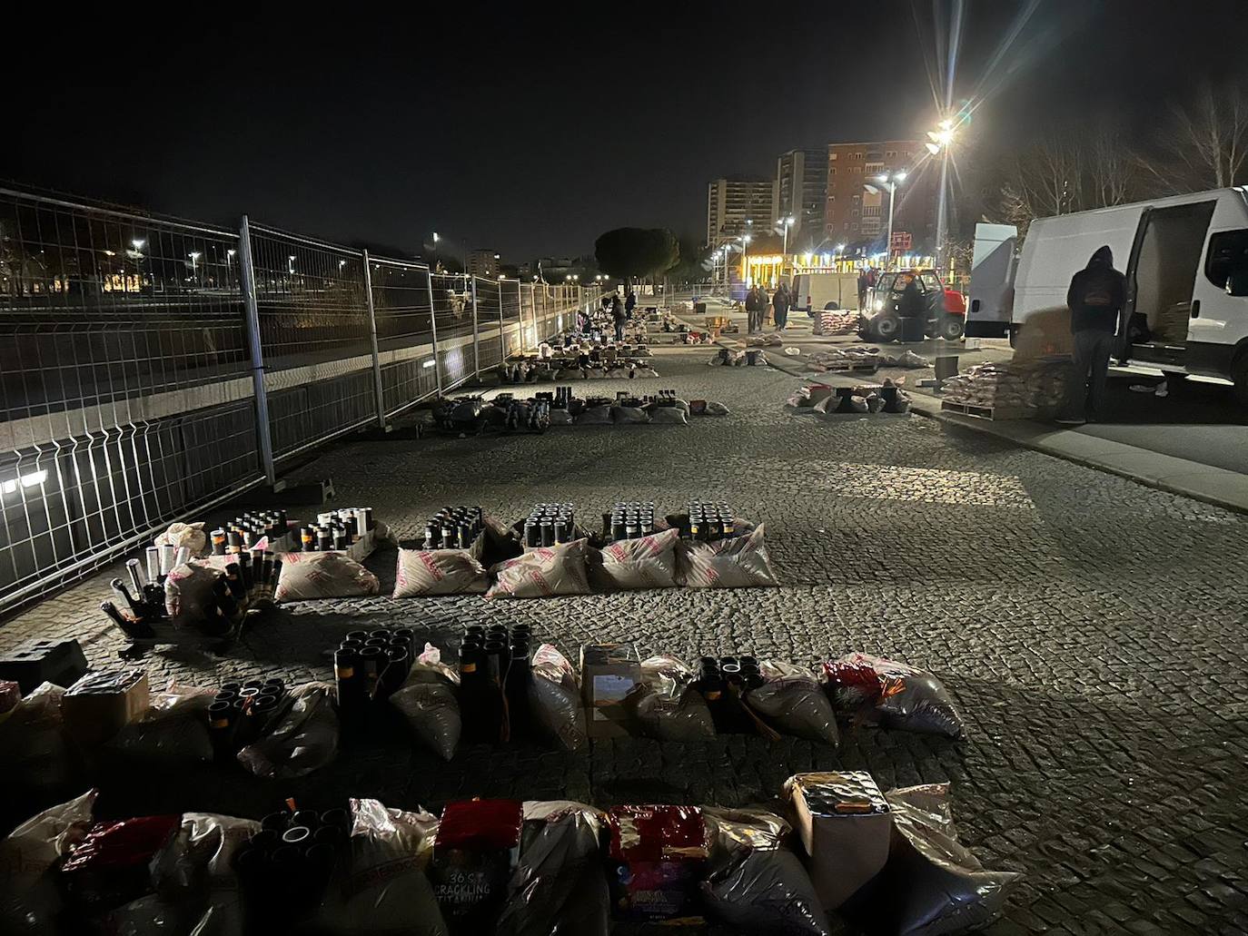 Los 300 kilos de pólvora ya están listos para ser disparados en el Puente del Rey de Madrid