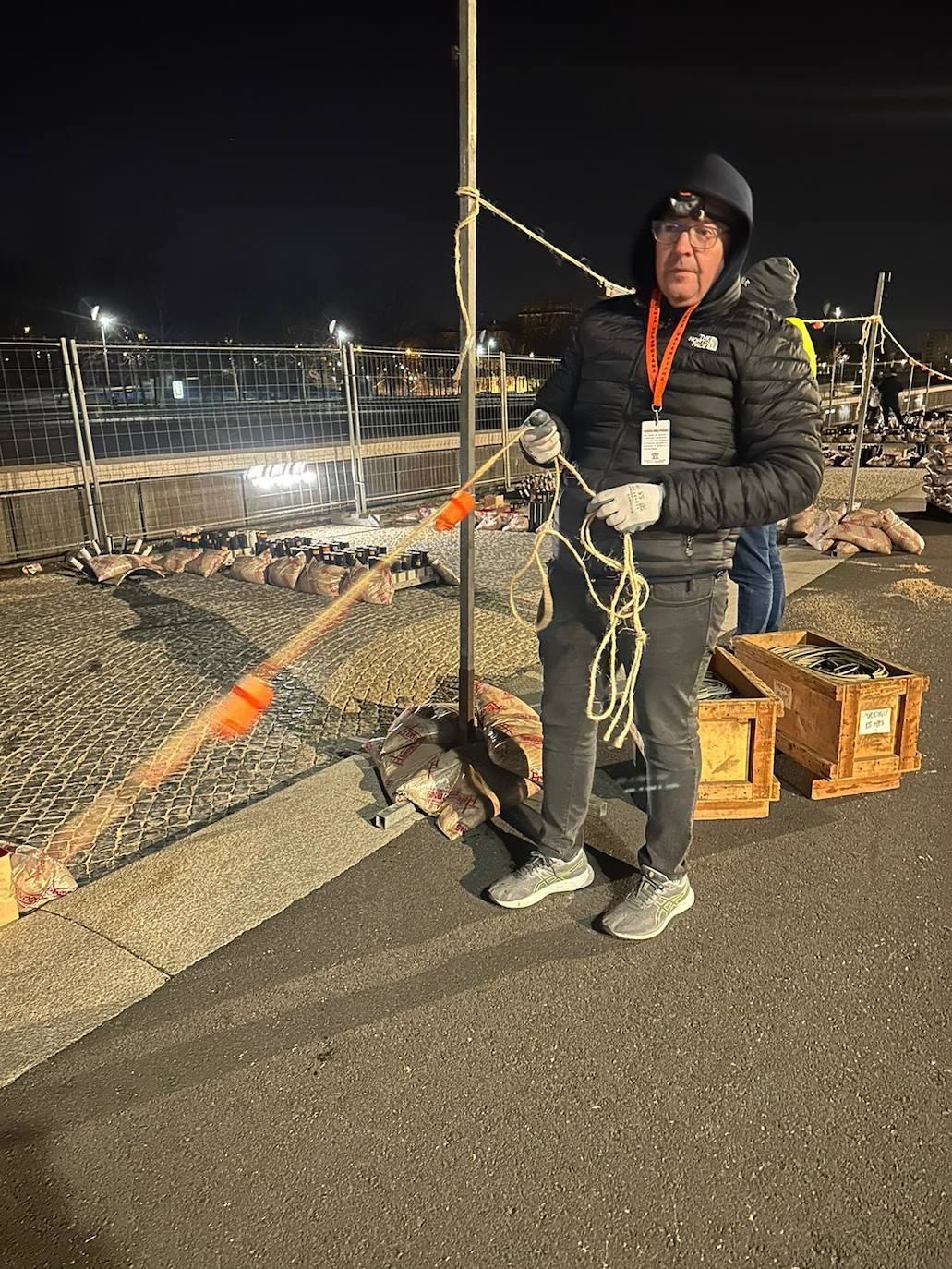 Los 300 kilos de pólvora ya están listos para ser disparados en el Puente del Rey de Madrid