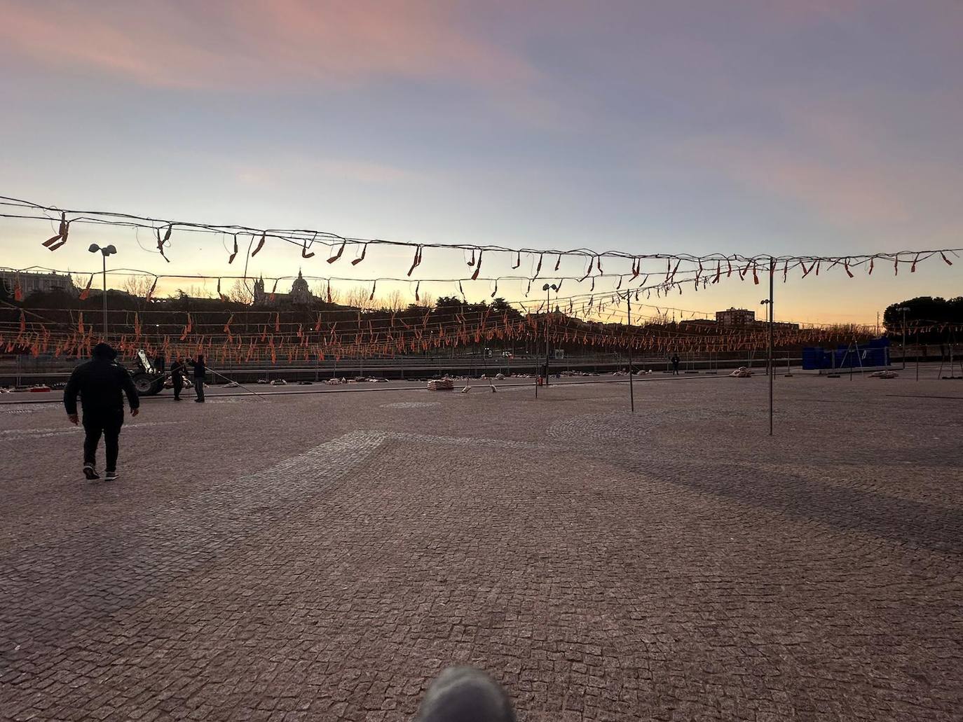 Los 300 kilos de pólvora ya están listos para ser disparados en el Puente del Rey de Madrid