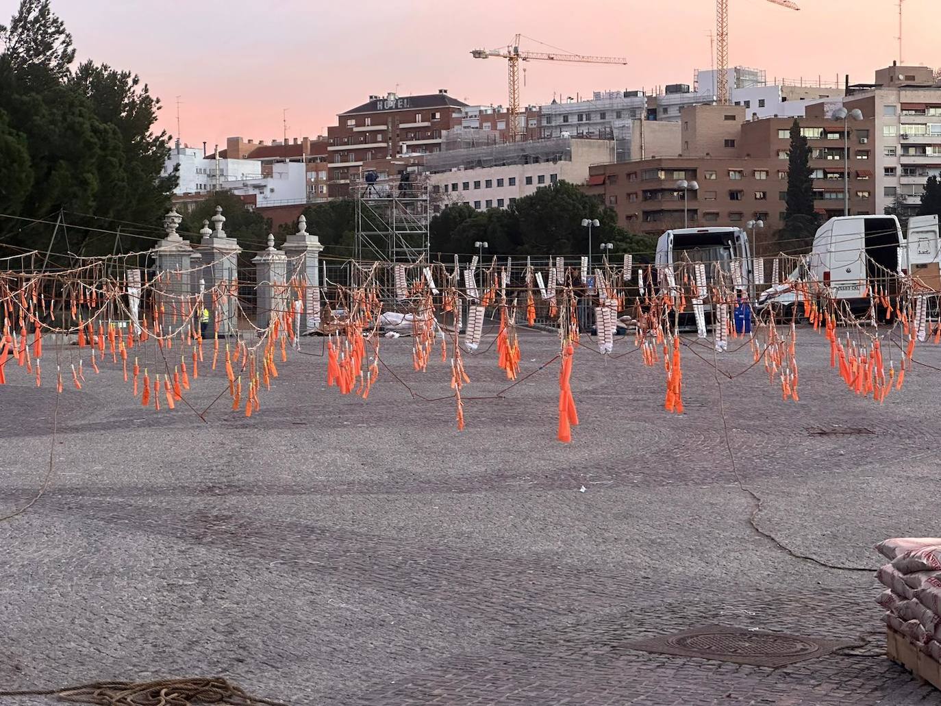 Los 300 kilos de pólvora ya están listos para ser disparados en el Puente del Rey de Madrid