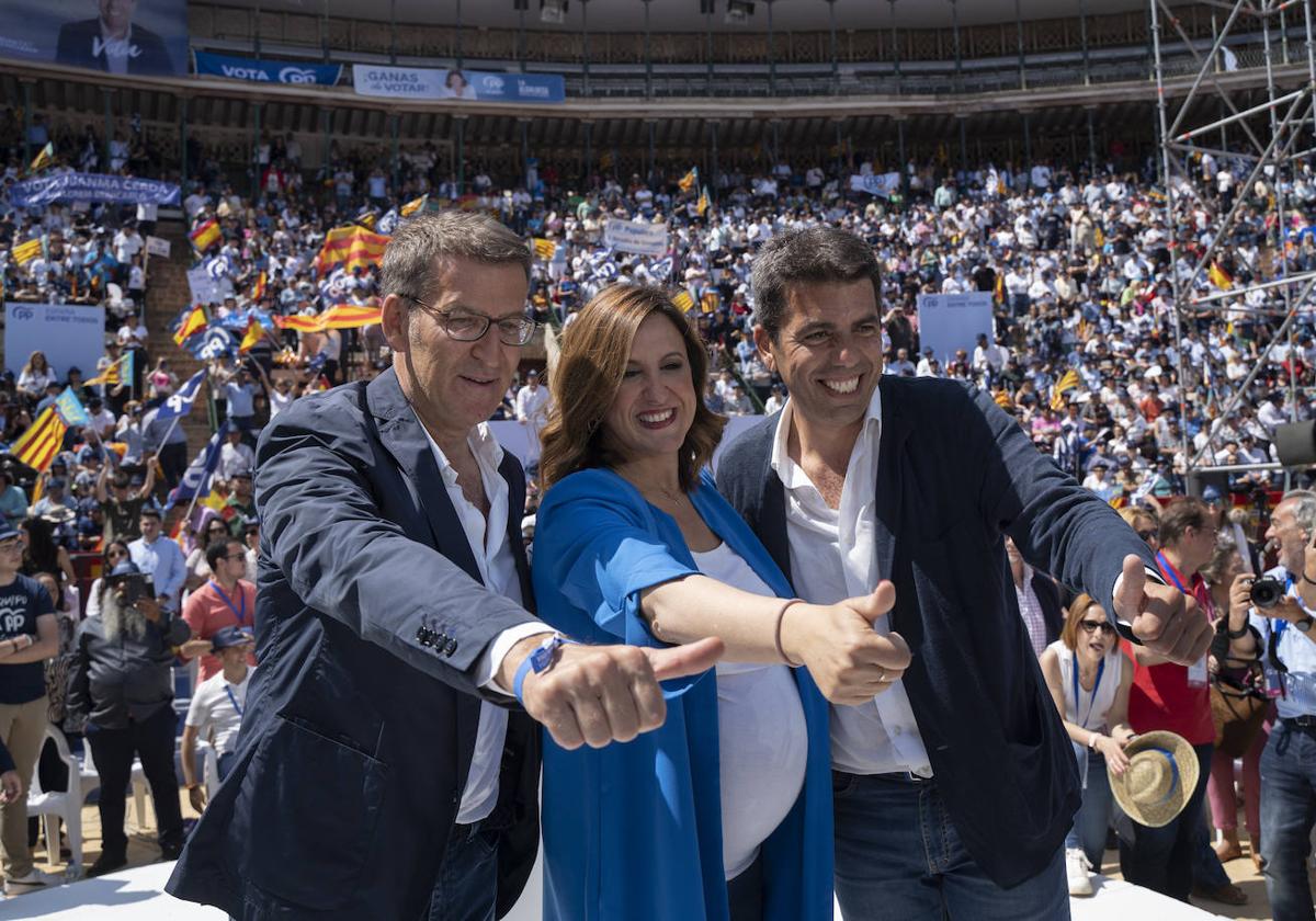 Feijóo, Catalá y Mazón, en el mitín de la plaza de toros de Valencia.