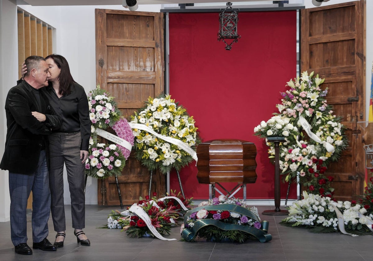 La capilla ardiente donde familiares y amigos se han despedido de Fernando Delgado.