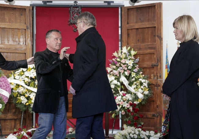 El expresidente de la Generalitat, Ximo Puig, y la exconsellera Gabriela Bravo, en la capilla ardiente.