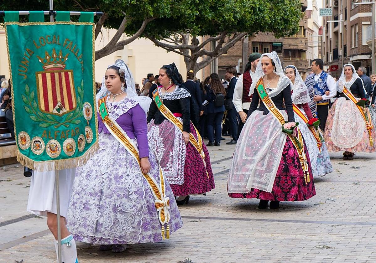 Desfile de falleras por las calles de Alfafar.