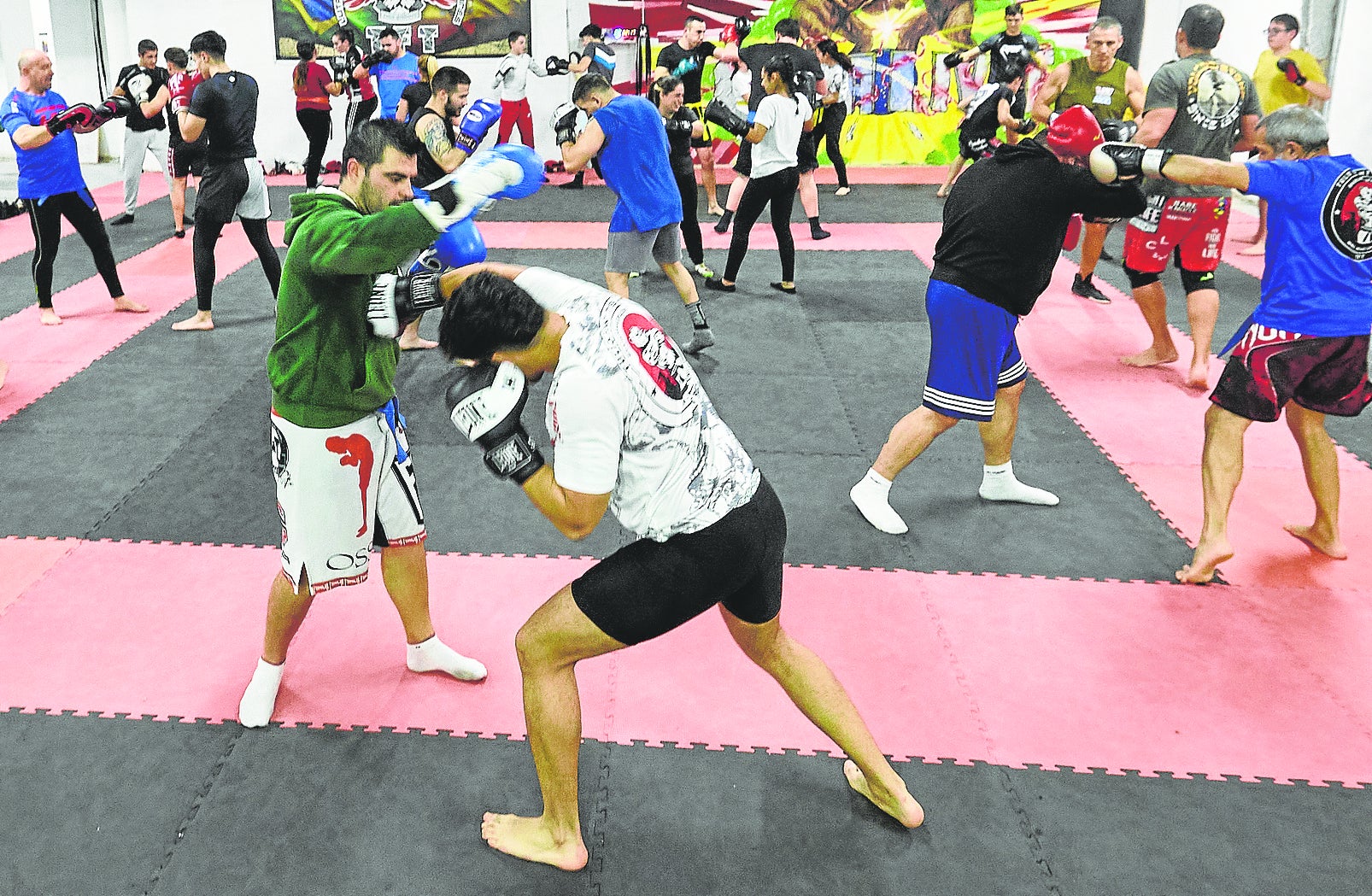 El equipo de MMA TFT Meliana ejercitándose en el gimnasio.