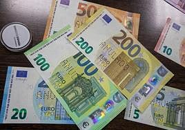 Curso sobre billetes y monedas de eur, en una imagen de archivo.