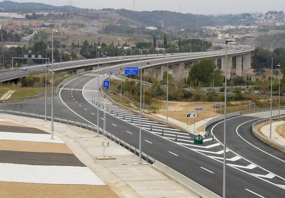 Qué significa la gigantesca línea roja que están pintando en algunas carreteras