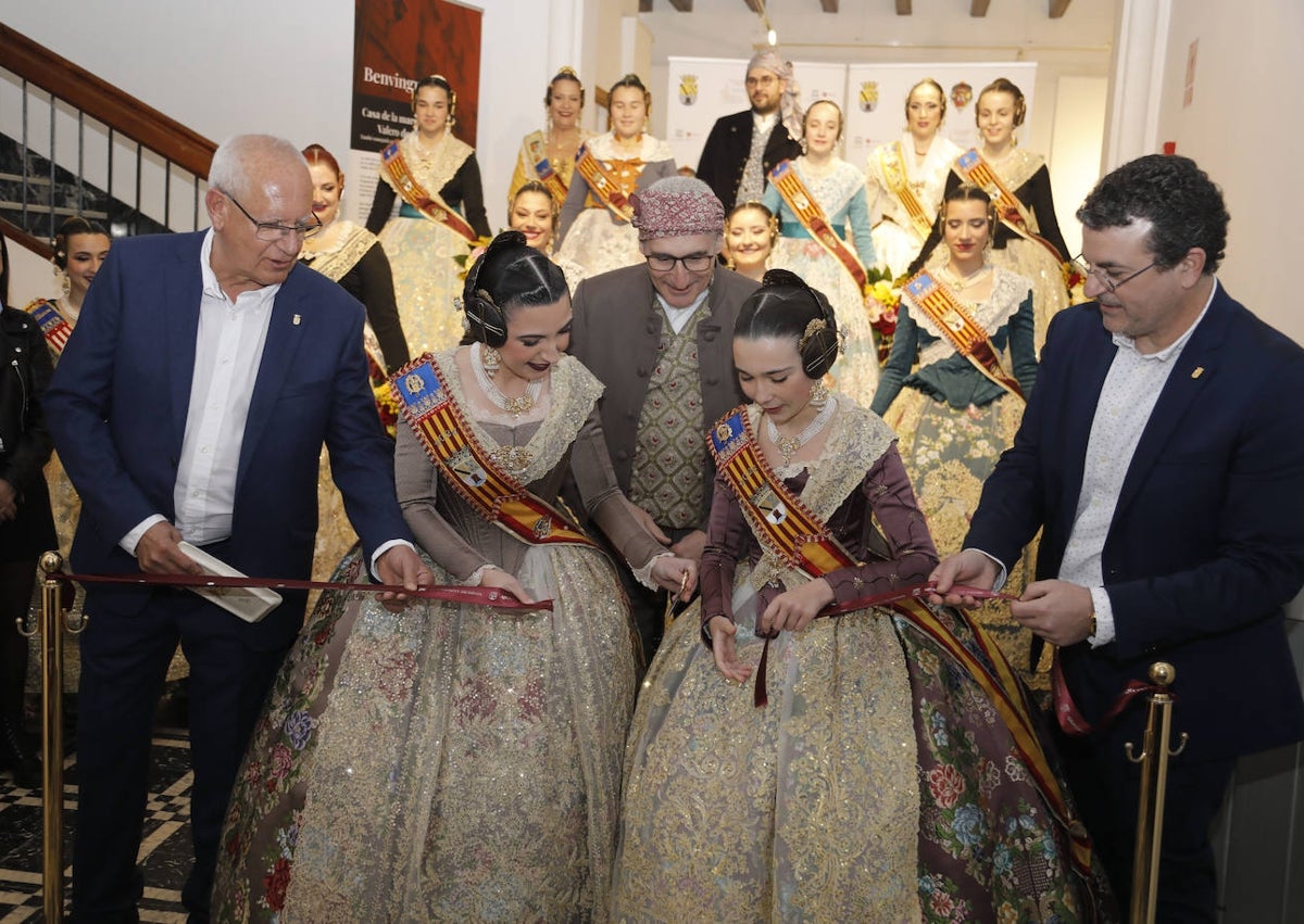 Imagen secundaria 1 - Emociones a flor de piel en el pistoletazo de salida de las Fallas de Dénia