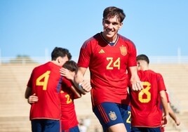 Carlos Espí celebrando su primer gol con la Selección Española sub-19
