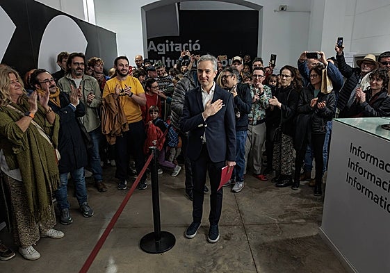 El exdirector del Centro del Carmen y del Consorcio de Museos, José Luis Pérez Pont, durante la protesta que se convocó a las puertas del museo contra su despido.