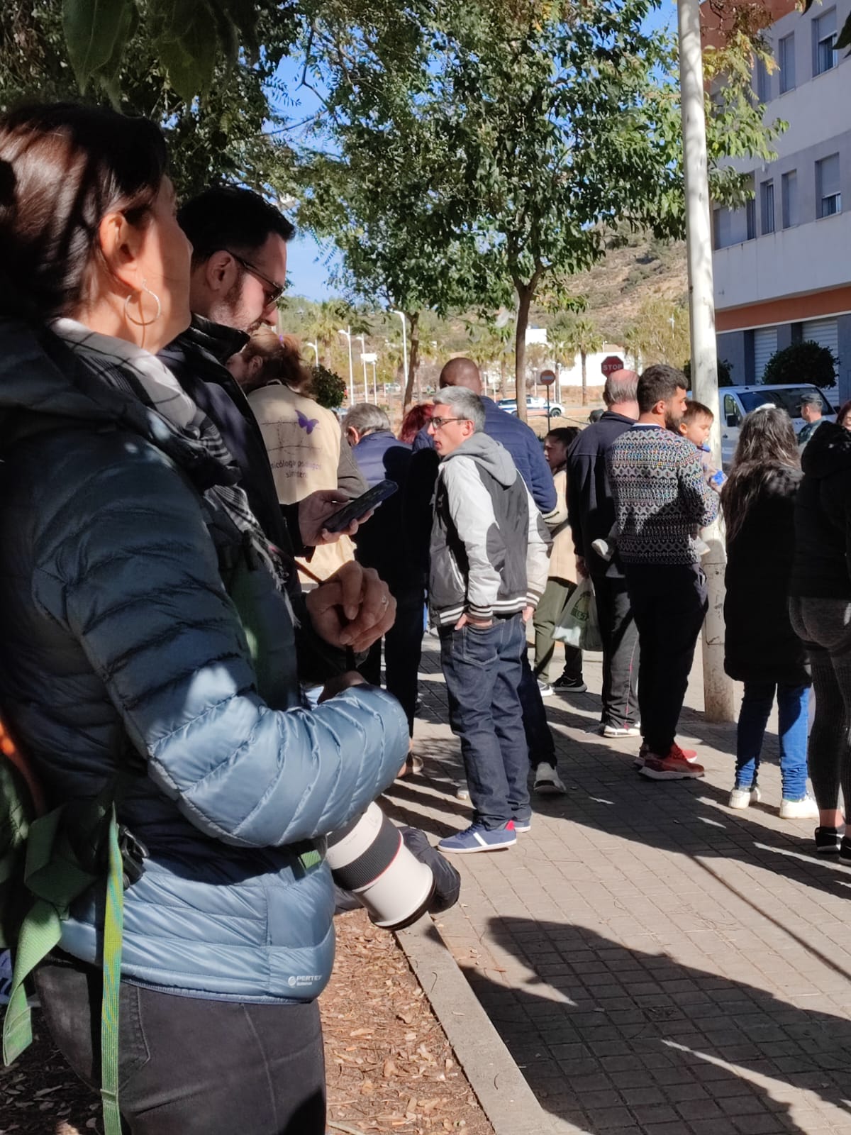 Afectados y vecinos a las puertas de las viviendas.