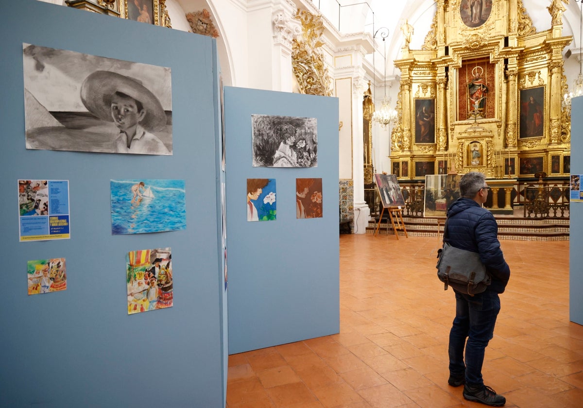 Exposición en la nave central del instituto Luis Vives.