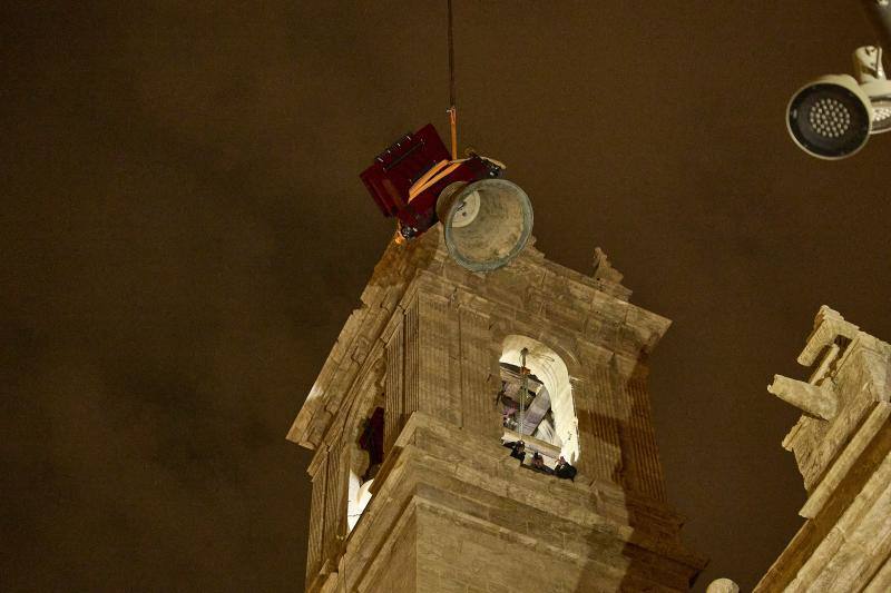 «El Borrego», la campana más grande de Valencia, regresa a su campanario en los Santos Juanes