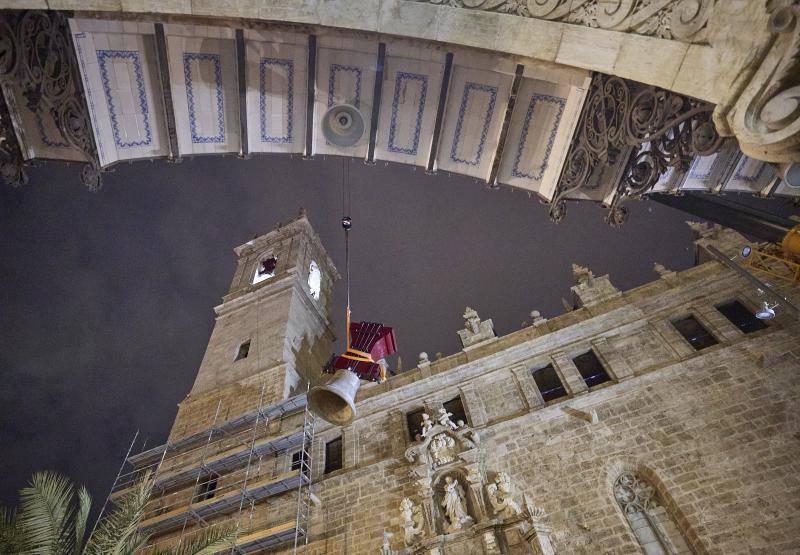 «El Borrego», la campana más grande de Valencia, regresa a su campanario en los Santos Juanes