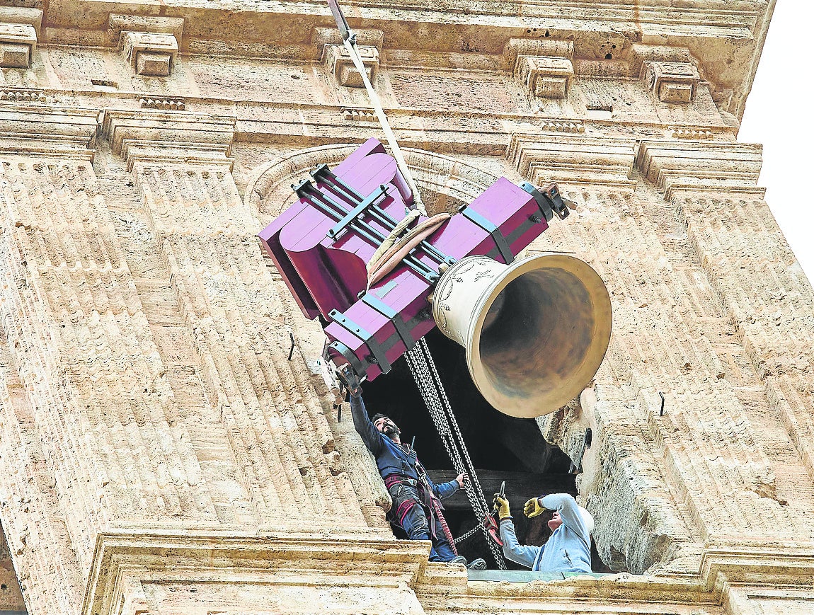 Un momento del izado de las campanas.