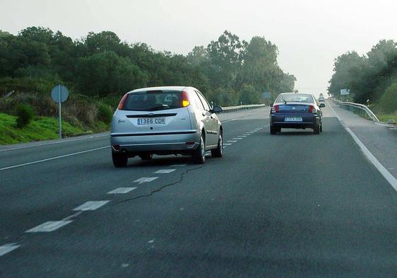 Un coche indica un cambio de carril con el uso de los intermitentes.