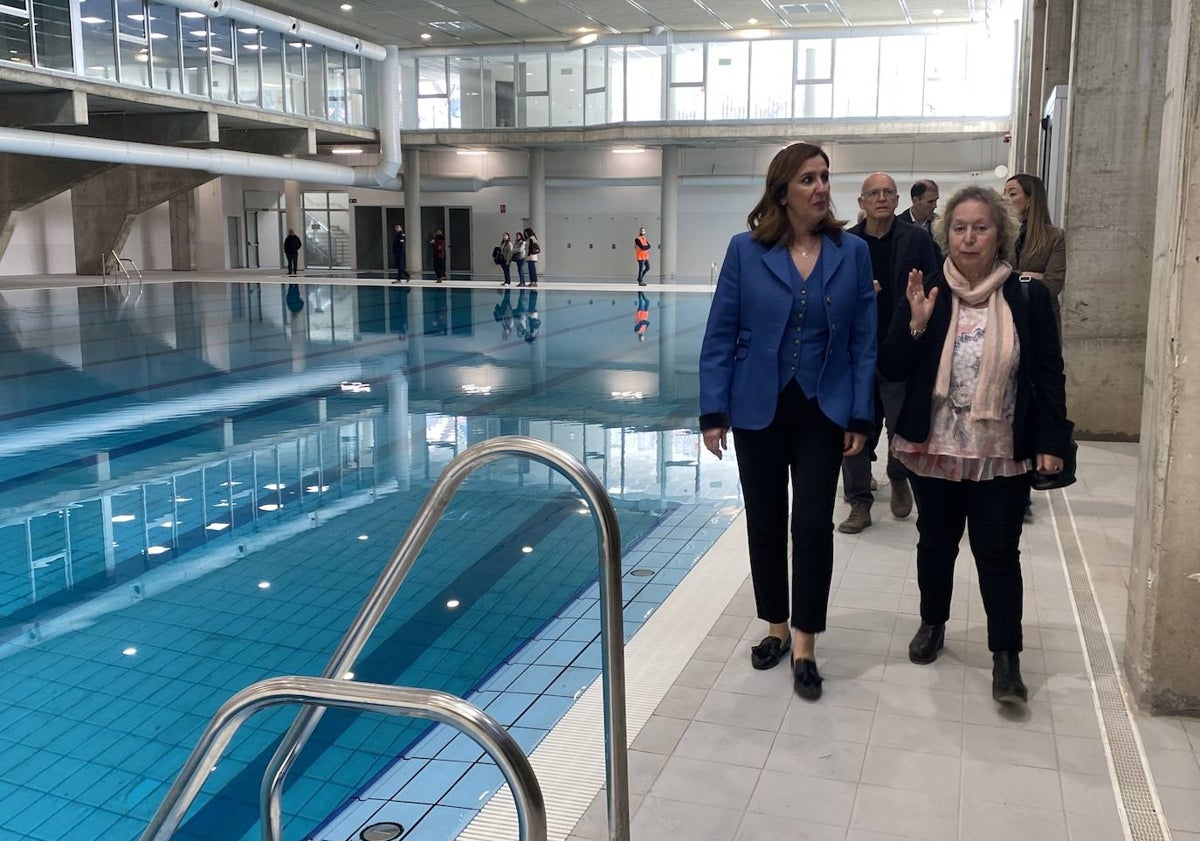 Imagen principal - Visita de obras de la alcaldesa de Valencia, María José Catalá, el edil de Urbanismo y la de Deportes, Juan Giner y Rocío Gil, junto a la presidenta vecinal, Casilda Osa.