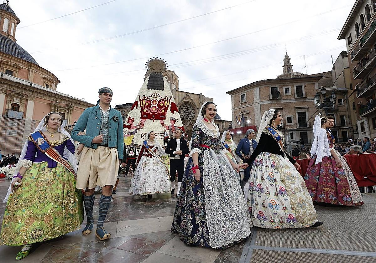 Un momento de la Ofrenda a la Virgen de los Desamparados de 2023.
