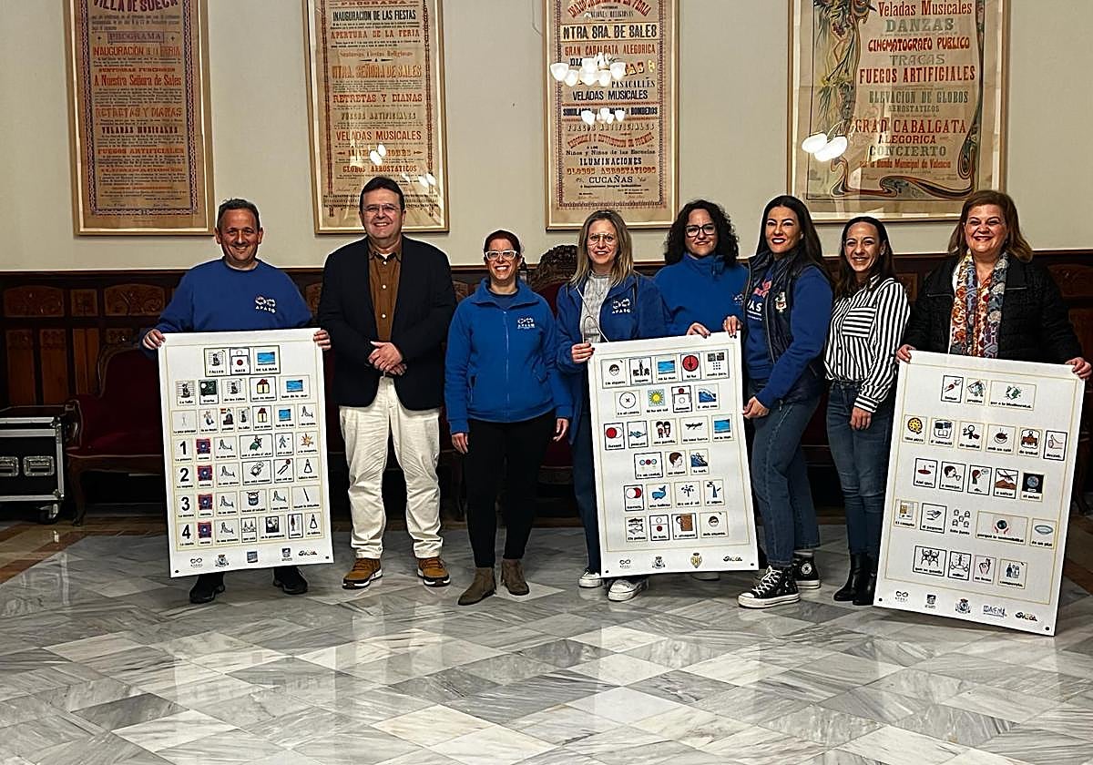 Entrega de carteles para las fallas.