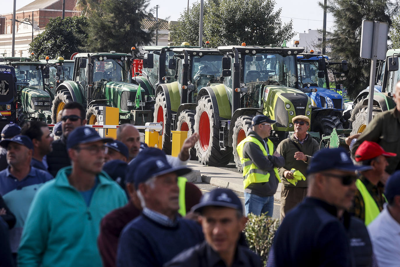 Los tractores colapsan varias carreteras valencianas, en imágenes