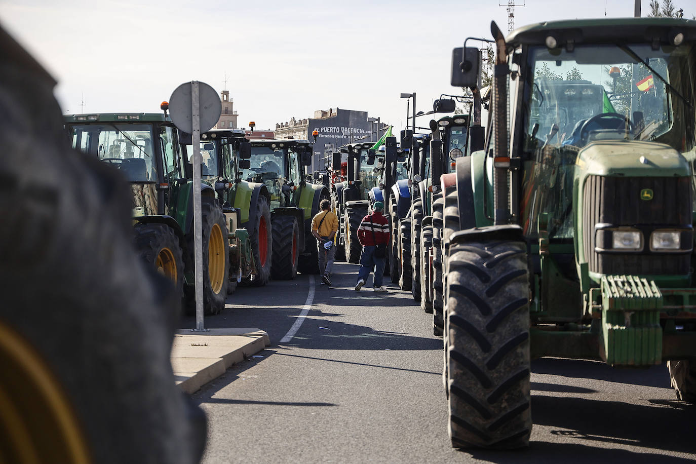 Los tractores colapsan varias carreteras valencianas, en imágenes