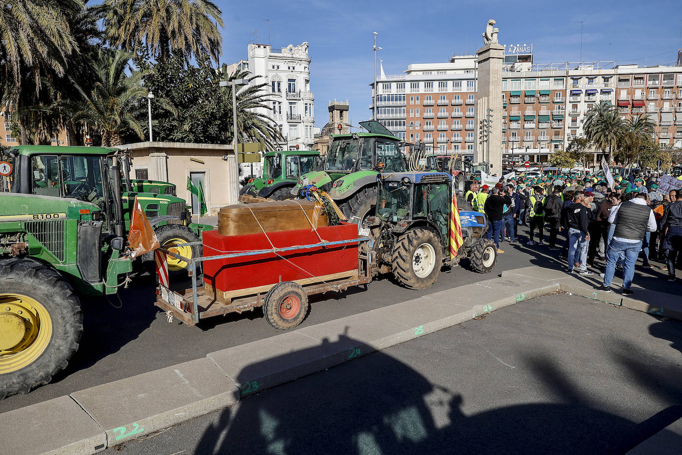 Los tractores colapsan varias carreteras valencianas, en imágenes