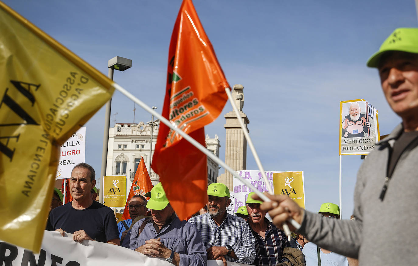 Los tractores colapsan varias carreteras valencianas, en imágenes