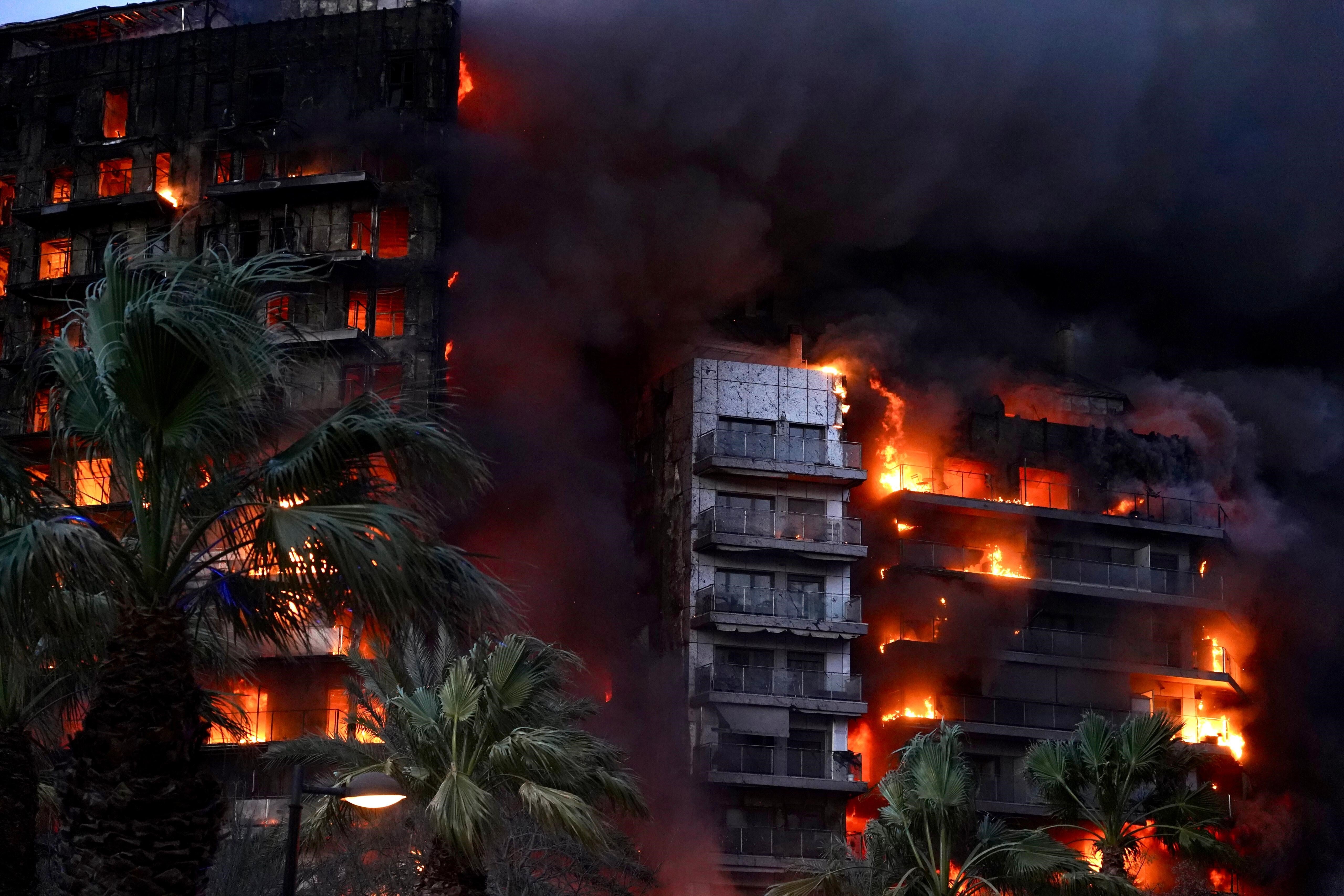 Las terribles imágenes del incendio en Campanar