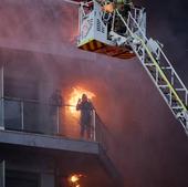 El dramático rescate de dos personas atrapadas en el edificio en llamas