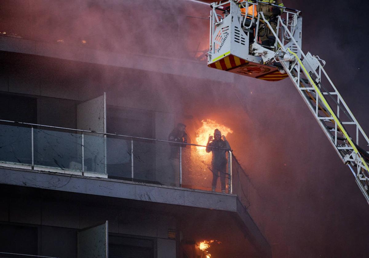 Los bomberos rescatan a dos personas atrapadas en el incendio de Campanar