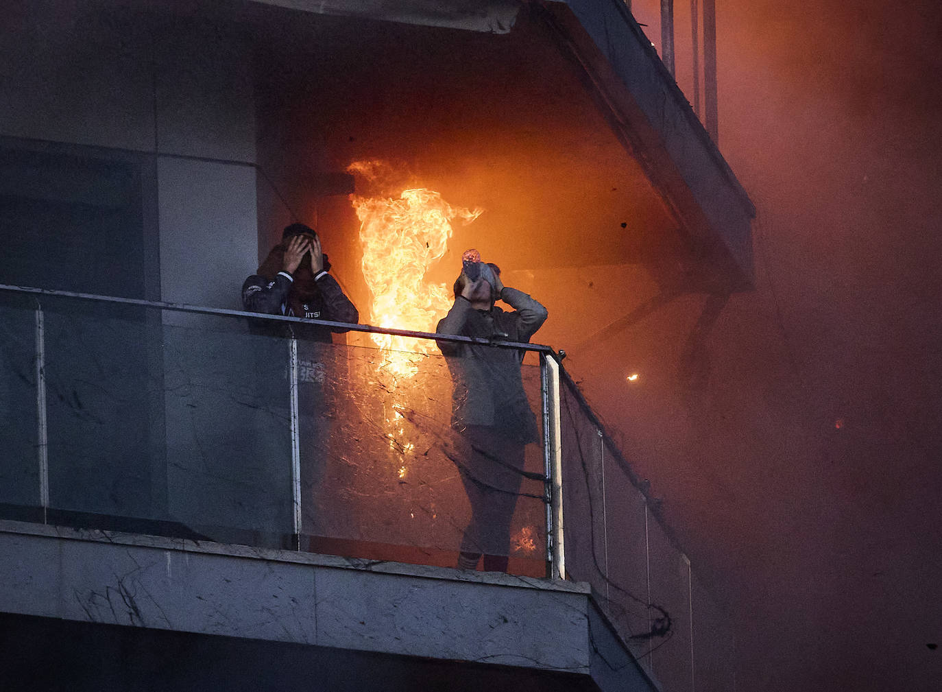 Los bomberos rescatan a dos personas atrapadas en el incendio de Campanar