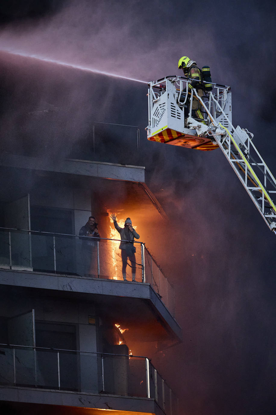 Los bomberos rescatan a dos personas atrapadas en el incendio de Campanar