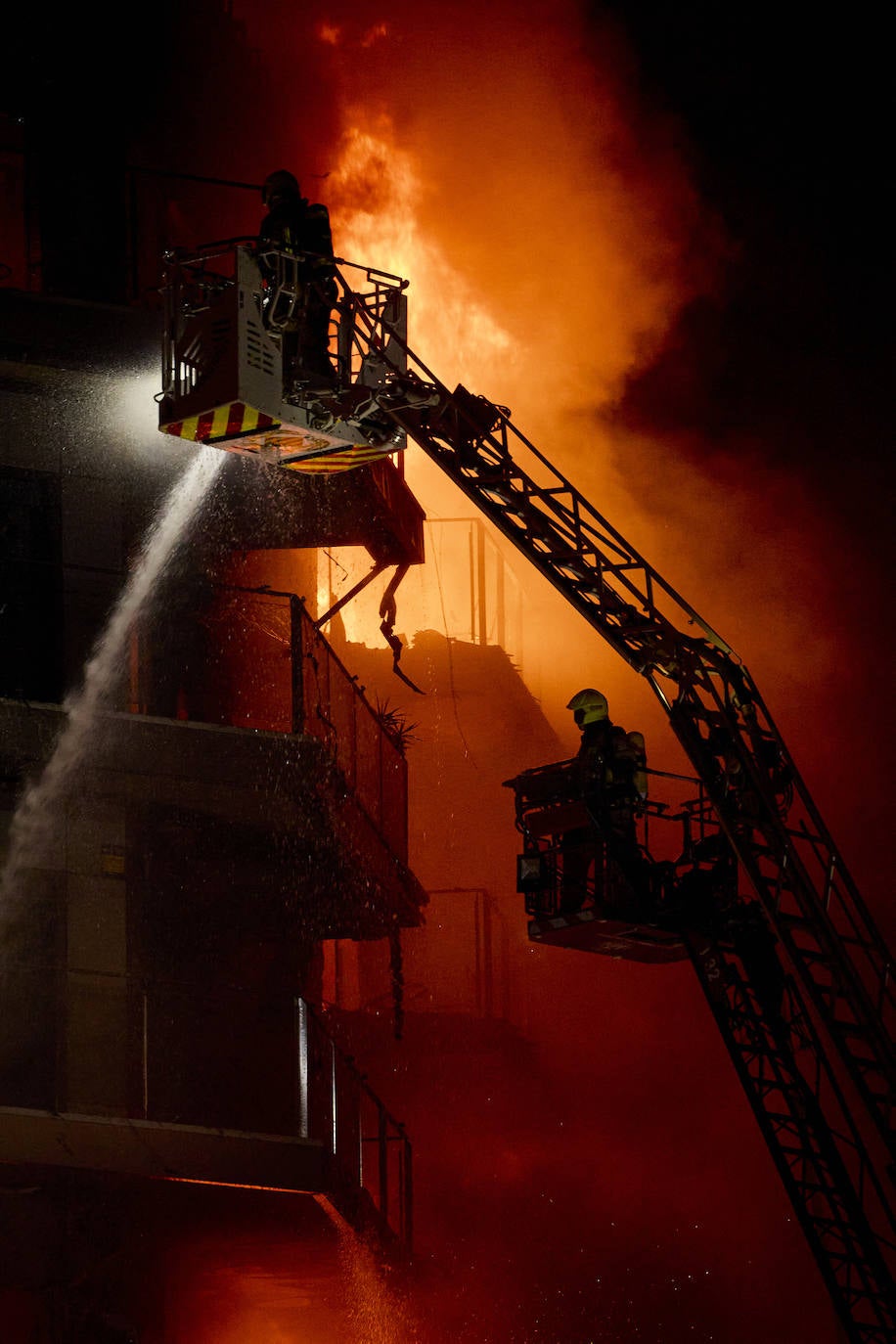 Los bomberos rescatan a dos personas atrapadas en el incendio de Campanar