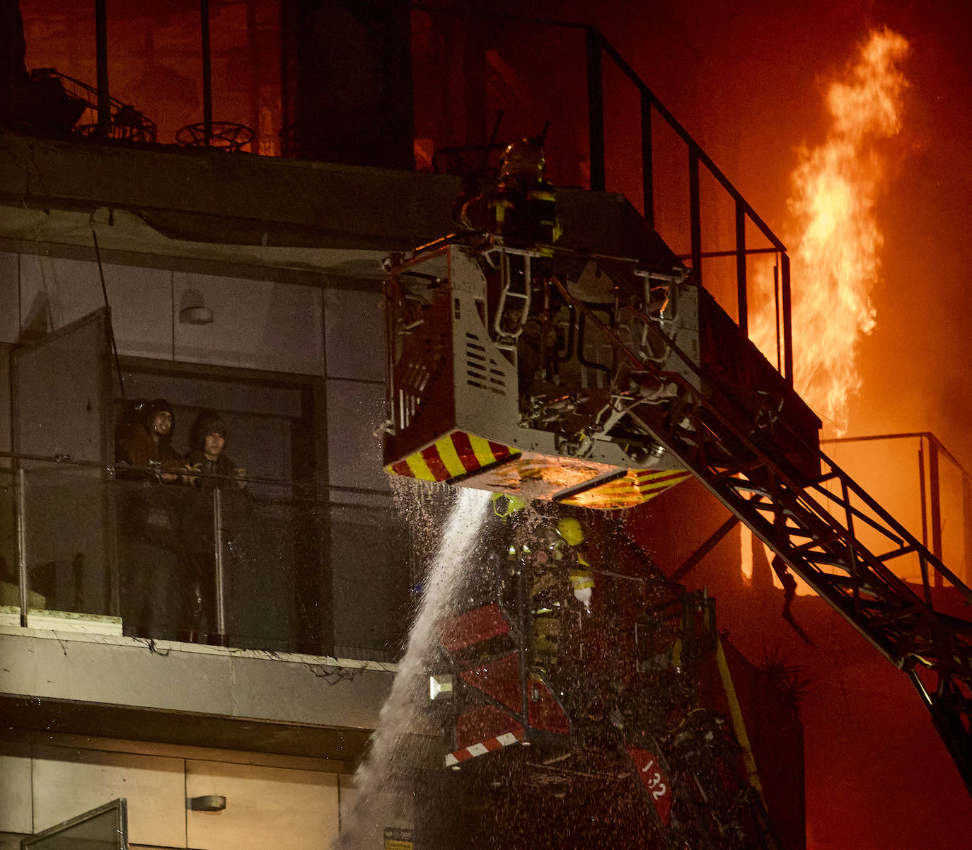 Los bomberos rescatan a dos personas atrapadas en el incendio de Campanar