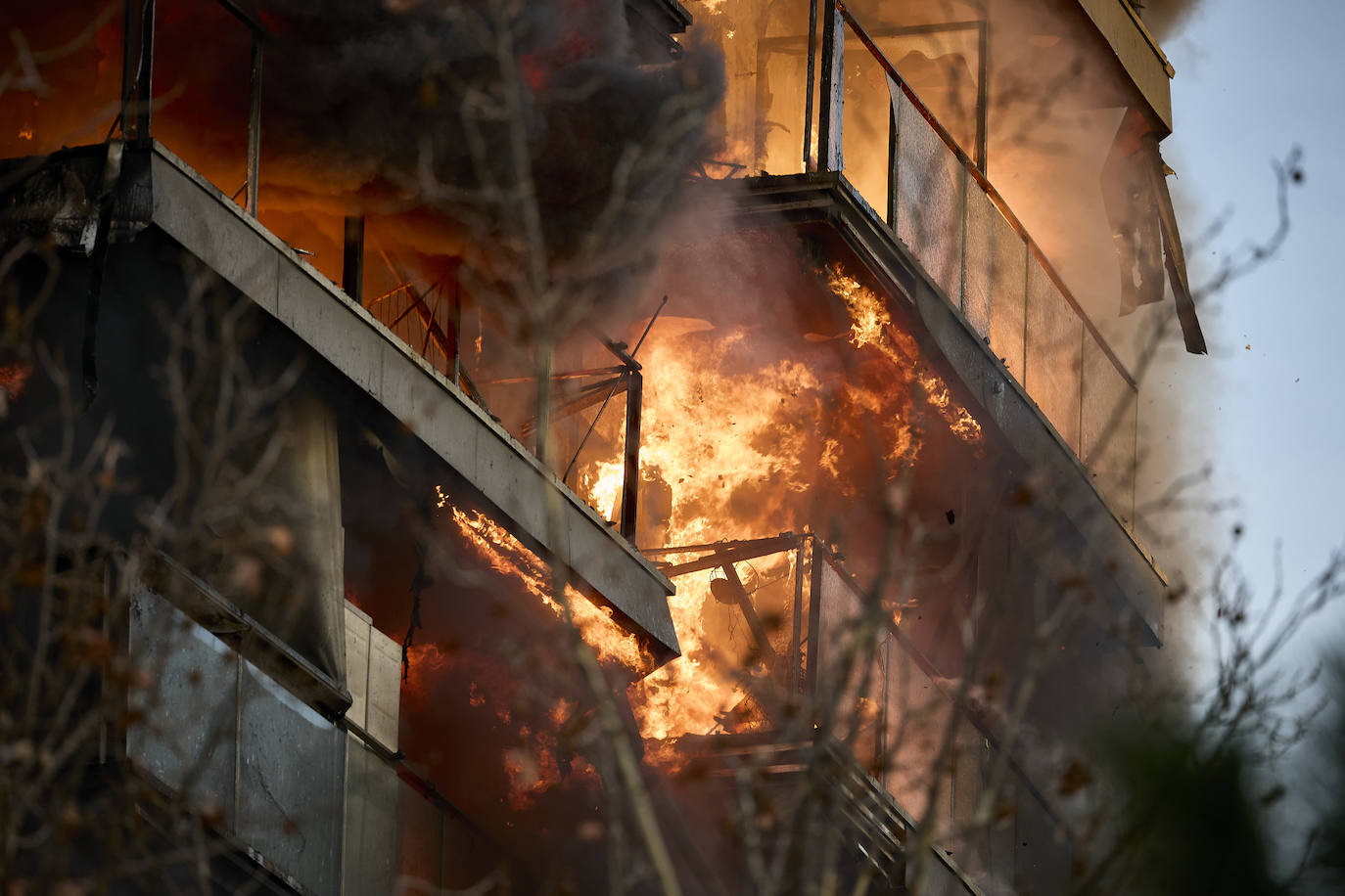 Los bomberos rescatan a dos personas atrapadas en el incendio de Campanar