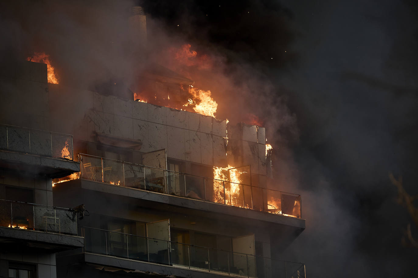 Los bomberos rescatan a dos personas atrapadas en el incendio de Campanar