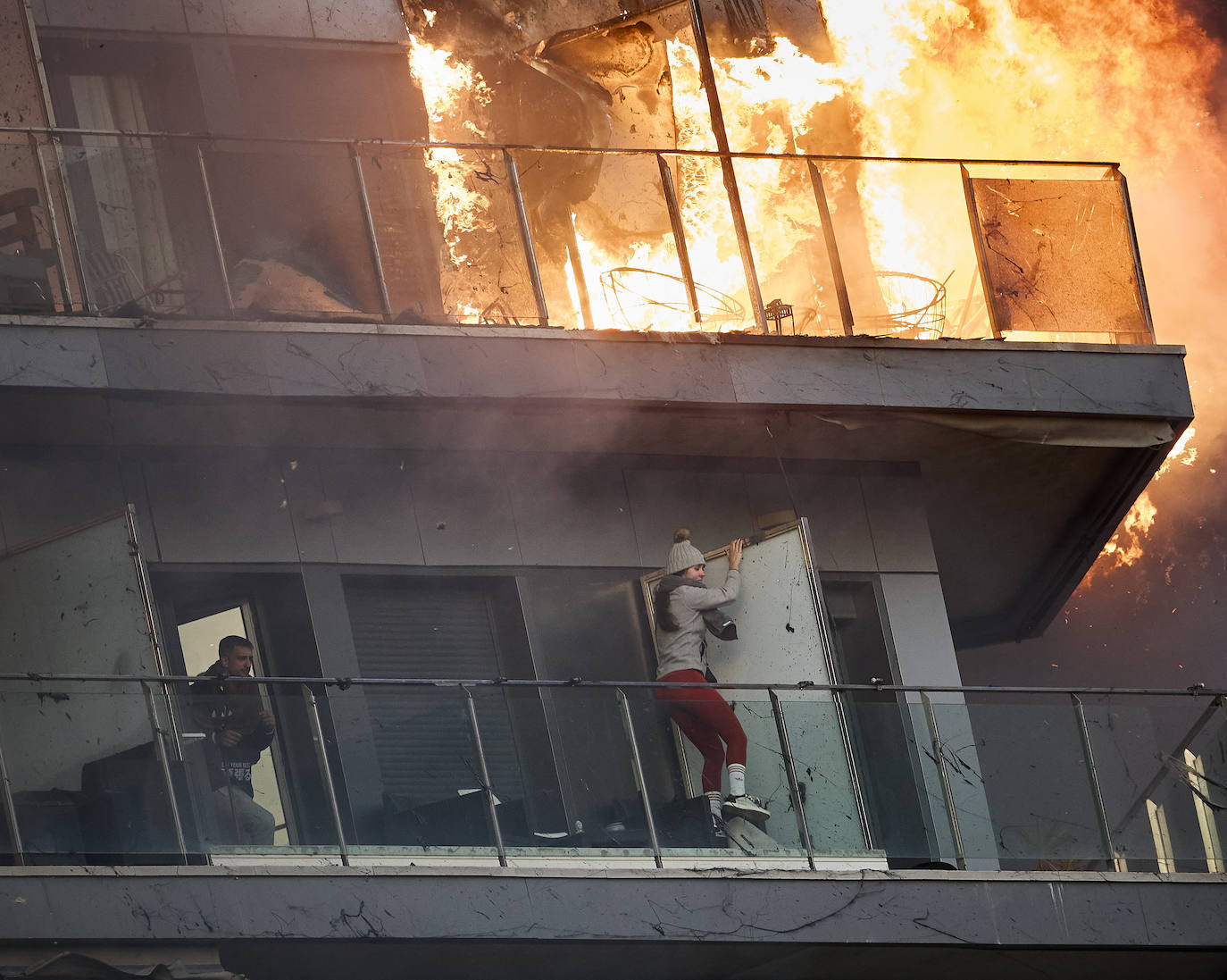 Los bomberos rescatan a dos personas atrapadas en el incendio de Campanar