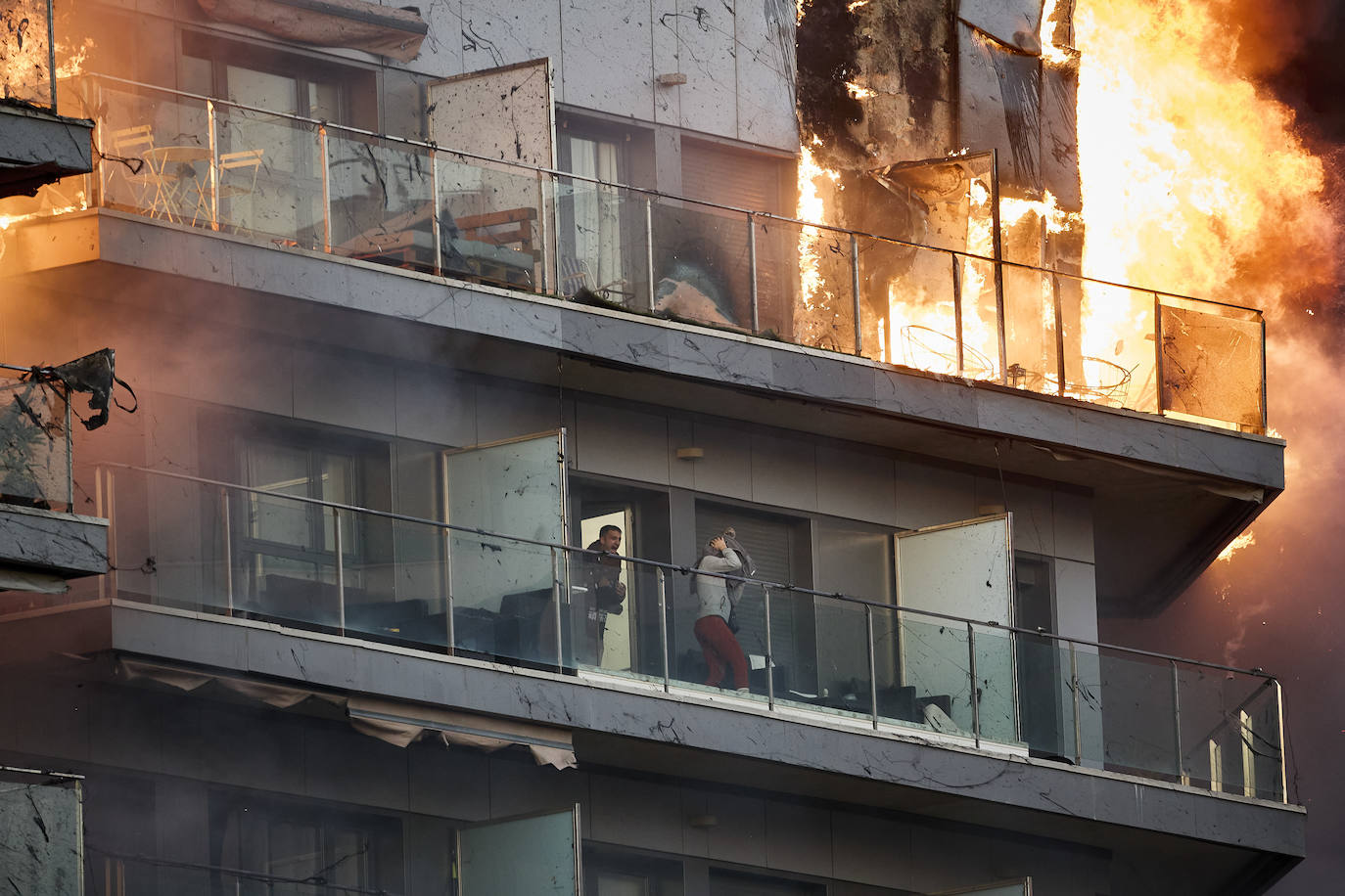 Los bomberos rescatan a dos personas atrapadas en el incendio de Campanar