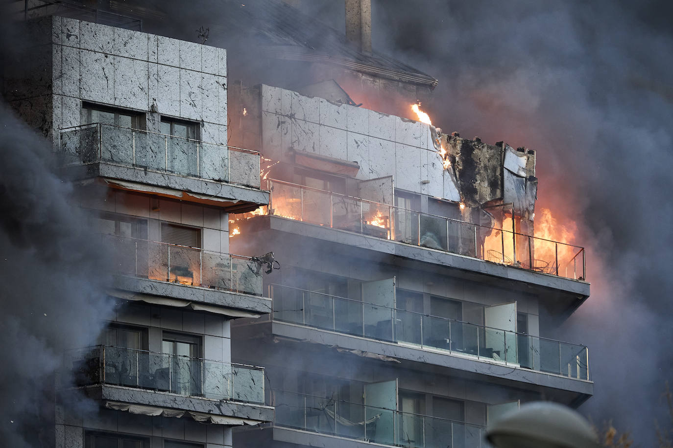 Los bomberos rescatan a dos personas atrapadas en el incendio de Campanar