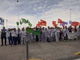 Trabajadores protestan en las puertas del hospital de Alzira.
