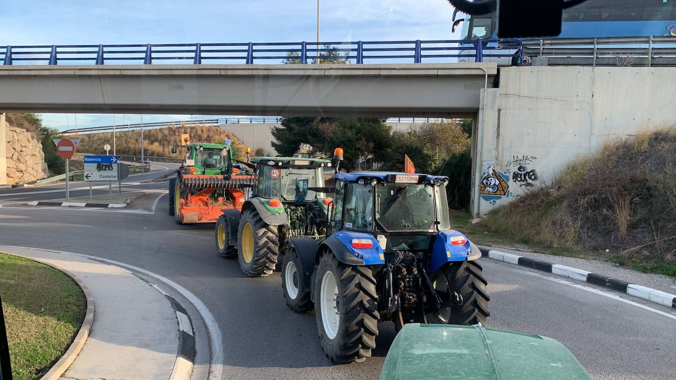 Los tractores colapsan varias carreteras valencianas, en imágenes