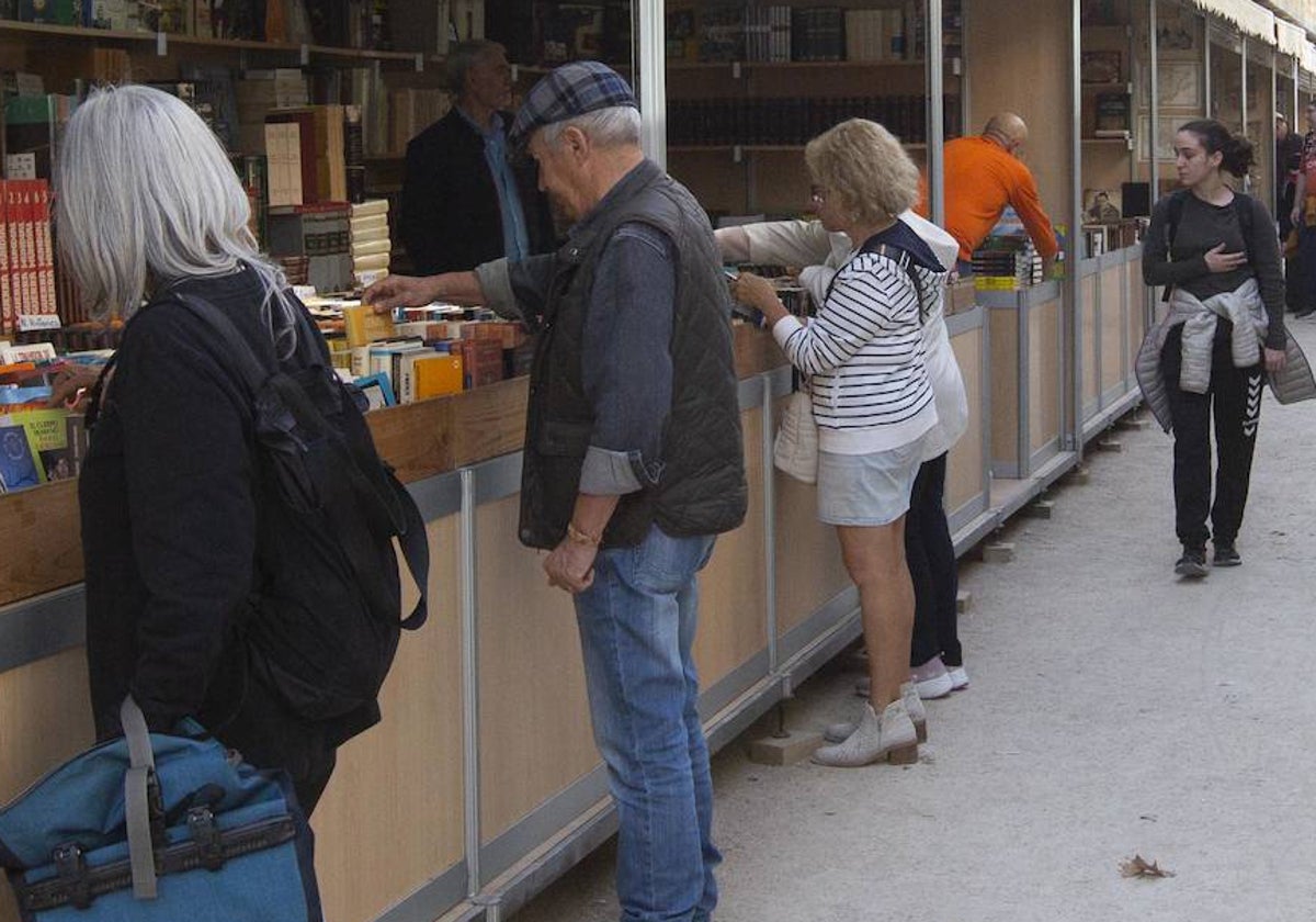 Público en los puestos de la Feria del Libro Antiguo.