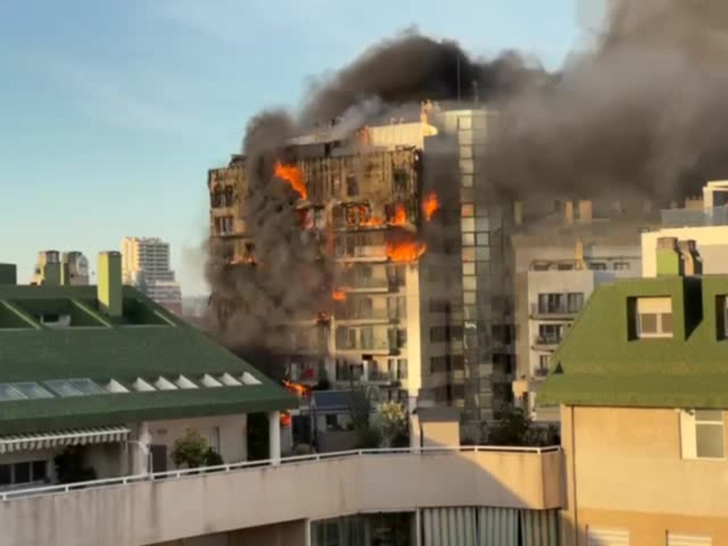 El fuego calcina un edificio en Campanar