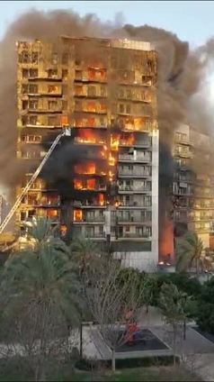 Las llamas devoran un bloque de pisos en Campanar