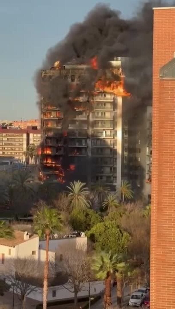 Las llamas devoran un edificio en Campanar