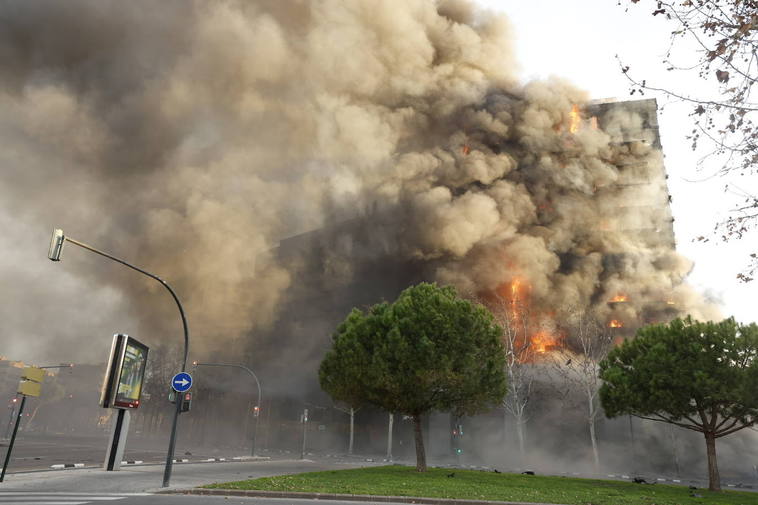 Una densa humareda cubre el edificio en llamas.