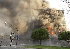 Una densa humareda cubre el edificio en llamas.