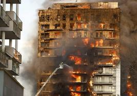 Imagen del incendio que está devorando un edificio en el barrio Campanar de Valencia.