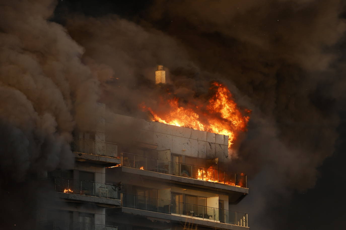 Las terribles imágenes del incendio en Campanar