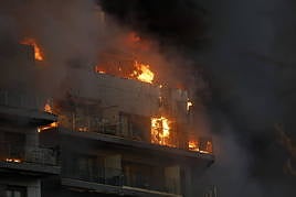 El edificio arrasado por las llamas.